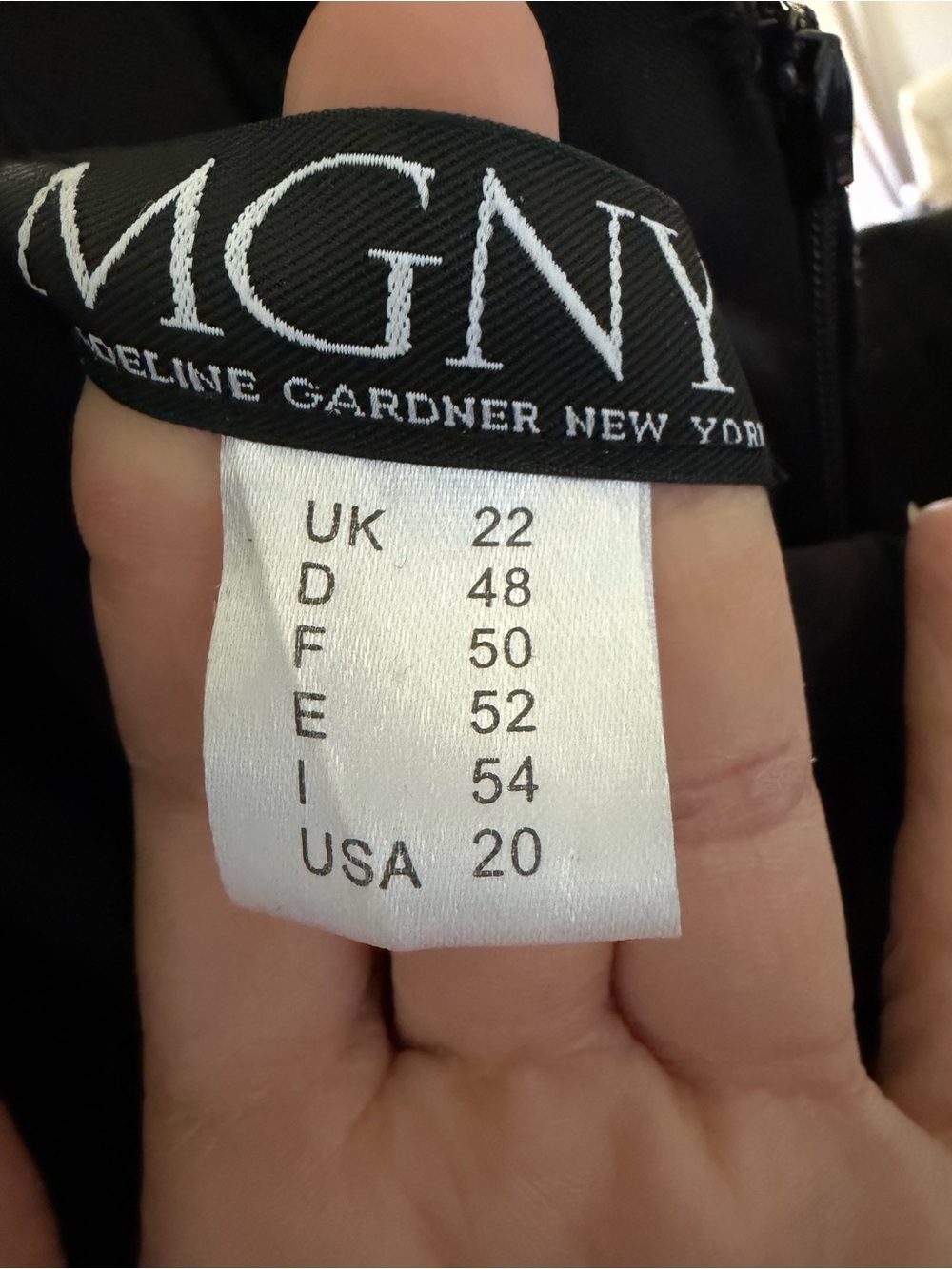 MGNY GOWN -size 16-20-GUC - Picture 4 of 7